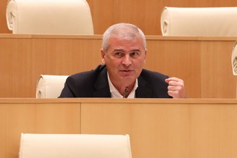 irakli-qadagiSvili-kaxeTi-aris-ekonomikuri-aRmavlobis-gzaze-amas-yoveldRiurad-xedavs-TiToeuli-kaxeli