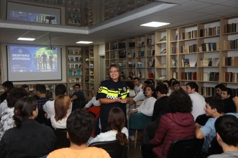 Sinagan-saqmeTa-saministros-kampaniis---emegobre-policias-farglebSi-skolebSi-sainformacio-Sexvedrebi-grZeldeba