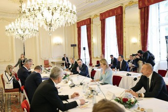 premier-ministr-irakli-RaribaSvilis-TanaTavmjdomareobiT-praRaSi-maRali-donis-Tematuri-diskusia-gaimarTa