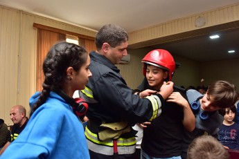 Sinagan-saqmeTa-saministros-kampaniis---emegobre-policias-farglebSi-zugdidis-skolebSi-sainformacio-Sexvedrebi-Catarda
