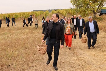 premier-ministrma-irakli-RaribaSvilma-Rvinis-dReebis-farglebSi-diplomatiuri-korpusis-warmomadgenlebs-rTvelSi-umaspinZla