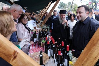 saqarTvelos-premier-ministri-irakli-RaribaSvili-TelavSi-Rvinis-dReebis-gaxsnas-daeswro