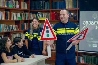 Sinagan-saqmeTa-saministros-kampaniis---emegobre-policias-farglebSi-quTaisis-skolebSi-moswavleebTan-sainformacio-Sexvedrebi-Catarda