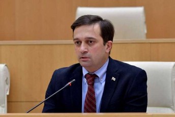 levan-ioseliani-me-mxari-davuWire-evropis-sabWos-saparlamento-asambleaSi-rusuli-agresiis-winaaRmdeg-miRebul-rezolucias-Tumca-ar-davuWire-mis-meoTxe-Sesworebas-sadac-saakaSvili-politikur-patimradaa-moxseniebuli