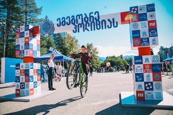 Sinagan-saqmeTa-saministros-kampania---emegobre-policias-guriaSi-grZeldeba