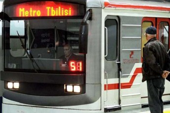 erT-erT-metrosadgurze-mgzavri-baqanidan-gadavarda-matareblebis-mimosvla-droebiT-SeCerebulia