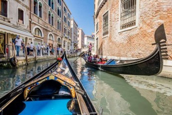 veneciaSi-turistebma-gondola-moipares