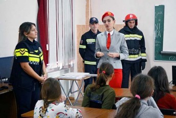Sinagan-saqmeTa-saministros-kampaniis---emegobre-policias-farglebSi-goris-skolebSi-moswavleebTan-sainformacio-Sexvedrebi-Catarda