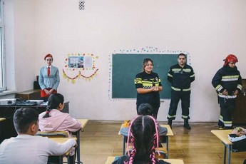 Sinagan-saqmeTa-saministros-kampaniis---emegobre-policias-farglebSi-rusTavis-skolebSi-moswavleebTan-sainformacio-Sexvedrebi-Catarda