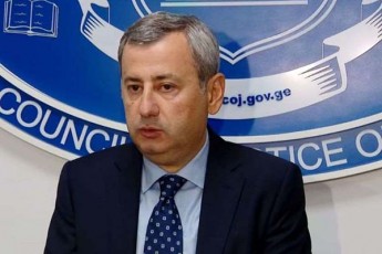 vladimer-xuWua-mosamarTle-romelic-Tveebis-ganmavlobaSi-saxlidan-atarebs-sasamarTlo-sxdomebs-faCuCebiT-acxadebs-gadawyvetilebas-Cem-mimarT-pretenziebs-gamoTqvams