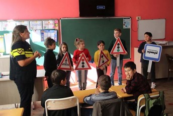 Sinagan-saqmeTa-saministros-kampaniis---emegobre-policias-farglebSi-Telavis-skolebSi-moswavleebTan-sainformacio-Sexvedrebi-Catarda