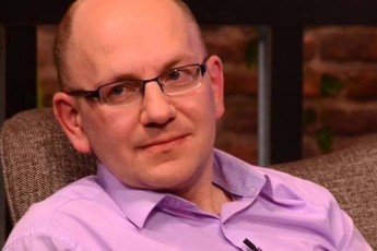 gia-abaSiZe-devid-lis-Twitter---is-statusze-misi-damunaTeba-SvedeTis-miSisti-korumpirebuli-masxara-politikosis-karl-bildtis-marioneti-karl-harcelisgan-ar-mikvirs