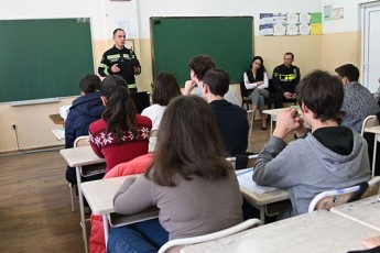 Sinagan-saqmeTa-saministros-warmomadgenlebma-kampaniis---emegobre-policias-farglebSi-borjomis-skolebSi-sainformacio-Sexvedrebi-gamarTes