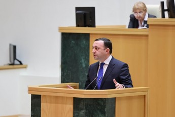 irakli-RaribaSvili-erT-erTi-mTavari-dapireba-da-mTavari-monapovari-pirveli-oqtombris-aris-is-rom-nebismier-adamians-aqvs-Tavisi-konstituciuri-uflebis-sityvis-Tavisufali-azris-gamoxatvis-ufleba-da-deputatebs-rogor-SeiZleba-SeuzRudos-vinmem-es