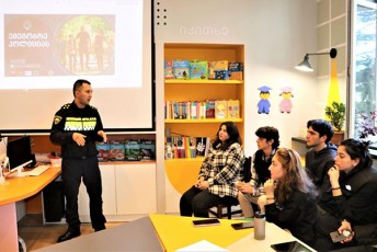 Sinagan-saqmeTa-saministros-warmomadgenlebma-kampaniis-emegobre-policias-farglebSi-guriis-da-aWaris-skolebSi-Sexvedrebi-gamarTes