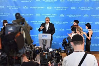 mixeil-sarjvelaZe-bevri-Zalian-ostaturad-iyenebs-saakaSvilis-janmrTelobis-mdgomareobis-gauaresebis-arguments-sruliad-sxva-politikuri-amocanebis-gadasawyvetad