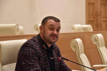 beqa-odiSaria-paata-manjgalaZes--am-savarZlebidan-mikrofonebTan-rom-omobT-duqnis-lomebi-marTla-Tu-geomeba-wadi-gmiri-biWebis-gverdze-dadeqi