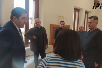 parlamentSi-moSimSile-deputatebTan-Salva-papuaSvili-mivida