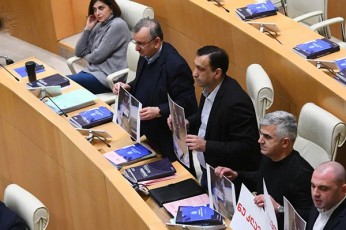 parlamentis-plenaruli-sxdoma-romelzec-iusticiis-ministrs-usmenen-xmauriT-daiwyo
