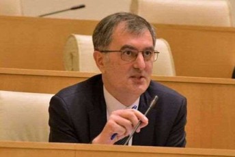 sozar-subari-dRes-parlamentSi-im-adamianebis-samarcxvino-performansi-vixileT-romelTa-mmarTvelobis-periodSic-saqarTvelos-cixeebi-gamocxadebuli-sikvdilis-qronikad-iyo-qceuli