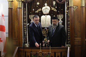 dRes-ebraelebi-mTels-msoflioSi-aRniSnaven-udides-dResaswauls---xanuqas-dResaswauls-rogorc-simbolos-sinaTlis-gamarjvebis-sibneleze-me-minda-ebrael-xalxs-da-yvela-ebraels-mTels-msoflioSi-vusurvo-mSvidoba-gamarjveba-da-keTildReoba