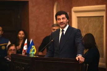 kaxa-kalaZe-irakli-nadiraZem-iaffasiani-performansi-moawyo-da-amisTvis-aucileblad-500-rubliT-dajildovdeba-dRes-saRamos-laka-xoStariasgan