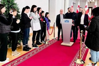 xalxis-Zala-saakaSvilis-likvidaciis-SemTxvevaSi-patronebi-or-kurdRels-daiWeren-moiSoreben-oqros-mowmes-da--saakaSvilis-sikvdils-xelisuflebas-daabraleben-am-sababiT-qveyanaSi-masobrivi-areulobis-mowyobas-Seecdebian