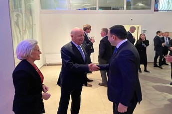 premier-ministri-klaus-Svabisa-da-misi-meuRlis-hilde-Svabis-mier-organizebul-tradiciul-miRebas-daeswro