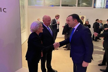 irakli-RaribaSvili-madlobas-vuxdi-klaus-Svabs-SveicariaSi-gamarTuli-am-yovelwliuri-forumis-2023-wlis-RonisZiebaze-Cemi-Tbili-miRebisTvis