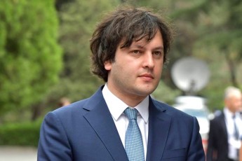 vusamZimreb-sagarejoSi-datrialebuli-tragediis-dros-gardacvlilTa-ojaxebs-megobrebsa-da-axloblebs-qeds-vixri-gmirulad-daRupuli-policielis-oTar-RvinaSvilis-winaSe