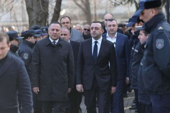vaxtang-gomelauri-premier-ministrTan-erTad-samsaxurebrivi-movaleobis-dros-daRupuli-policielis-oTar-RvinaSvilis-samoqalaqo-panaSvids-daeswro