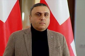 daviT-maTikaSvili-raze-laparakobs-nayofia-xalxi-karadebsa-da-macivrebSi-malavda-telefonebs-radgan-ismineboda