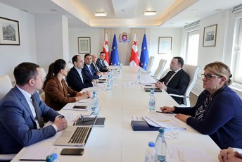premier-ministrma-irakli-RaribaSvilma-ekonomikisa-da-mdgradi-ganviTarebis-ministrTan-da-moadgileebTan-samuSao-TaTbiri-gamarTa