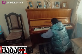 gorel-garemovaWres-pianinoSi-Senaxuli-erTi-kilogrami-oqro-da-150-aTasi-dolari-mopares-video