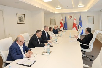 premier-ministrma-irakli-RaribaSvilma-garemos-dacvisa-da-soflis-meurneobis-ministrTan-da-moadgileebTan-samuSao-TaTbiri-gamarTa