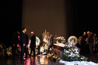 premier-ministri-irakli-RaribaSvili-qarTuli-kinosa-da-Teatris-msaxiobis-jemal-RaRaniZis-samoqalaqo-panaSvidze-imyofeboda
