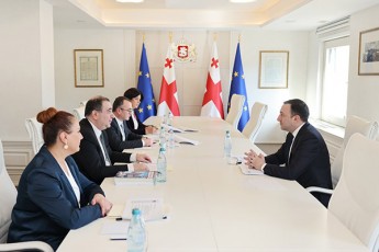 saqarTvelos-premier-ministrma-irakli-RaribaSvilma-ganaTlebisa-da-mecnierebis-ministrTan-da-mis-moadgileebTan-samuSao-TaTbiri-gamarTa