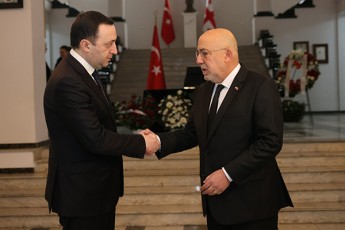 premier-ministrma-irakli-RaribaSvilma-TurqeTis-respublikis-saelCoSi-gaxsnil-samZimris-wignSi-Canaweri-gaakeTa