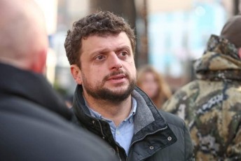 nika-narsia-Cven-guSin-vicavdiT-qarTul-Rirsebas-amitom-davxvdiT-mdinaraZes-da-davxvdebiT-yvelas-yavasac-ver-daleven-kafeebSi