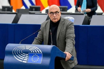 korufciul-skandalTan-dakavSirebuli-saqmis-gamoZiebis-farglebSi-italiis-policiam-evroparlamentari-andrea-kocolino-daakava