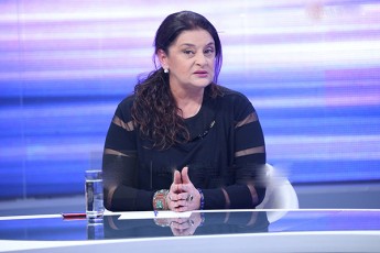 xaTuna-xoferia-dRes-biZina-ivaniSvilis-mxrebze-gadis-ara-marto-kavkasiaSi-mSvidoba-aramed-nebismieri-Cvenganis-ojaxebSi-arsebuli-mSvidoba-da-normaluri-cxovreba