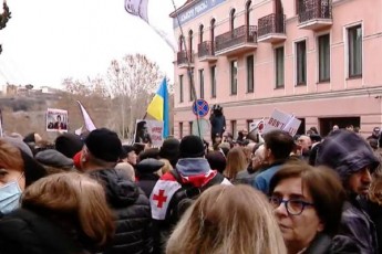 qarTuli-ocnebis-ofisTan-nacionaluri-moZraobis-wevrebi-da-mxardamWerebi-saprotesto-aqcias-marTaven