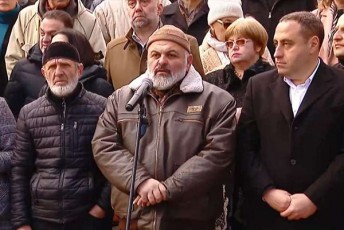 qronikis-informaciiT-saqarTvelos-rusuli-gavlenebisagan-ganmaTavisufleblis-rolSi-myofi-akia-barbaqaZis-ojaxi-ruseTis-moqalaqeebs-binis-daqiravebaSi-daexmara