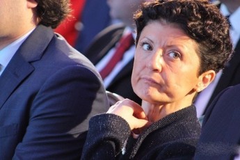 Tea-wulukiani-gaxariaze-seriozul-komentarsac-ver-vakeTeb-gulistkivils-iwvevs-rogor-SeiZleba-didi-politikuri-pedestalidan-adamiani-Tavisi-nebiT-Camocurdes-da-daemsgavsos-imas-rasac-damsgavsebia-danarCeni