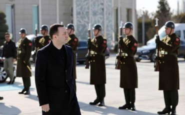 premier-ministri-irakli-RaribaSvili-ankaradan-haTais-provinciaSi-qalaq-anTaqiaSi-gaemgzavra