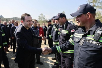 premier-ministri-irakli-RaribaSvili-TurqeTis-respublikaSi-qarTvel-maSvelebs-Sexvda-romlebic-miwisZvris-salikvidacio-da-samaSvelo-RonisZiebebSi-monawileoben
