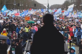 berlinSi-50-aTasma-demonstrantma-ukrainisTvis-iaraRis-miwodeba-gaaprotesta-da-ruseTTan-molaparakebisken-mouwoda