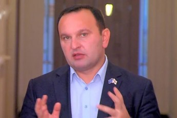 paata-manjgalaZe-samarcxvinoa-roca-evropaSi-integraciis-nacvlad-qarTuli-ocneba-sazogadoebas-rusul-kanonebs-sTavazobs