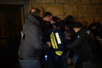 parlamentTan-policiasa-da-aqciis-monawileebs-Soris-kvlav-dapirispirebaa-savaraudod-daakaves-kidev-ramdenime-adamiani