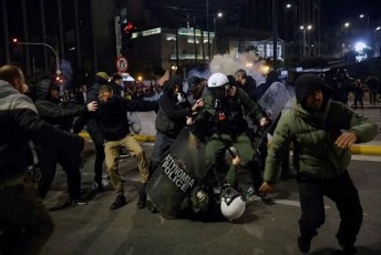 saberZneTSi-sarkinigzo-avariis-gamo-dawyebuli-saprotesto-aqciebi-grZeldeba---policiam-momitingeebis-dasaSlelad-cremlsadeni-gazi-gamoiyena